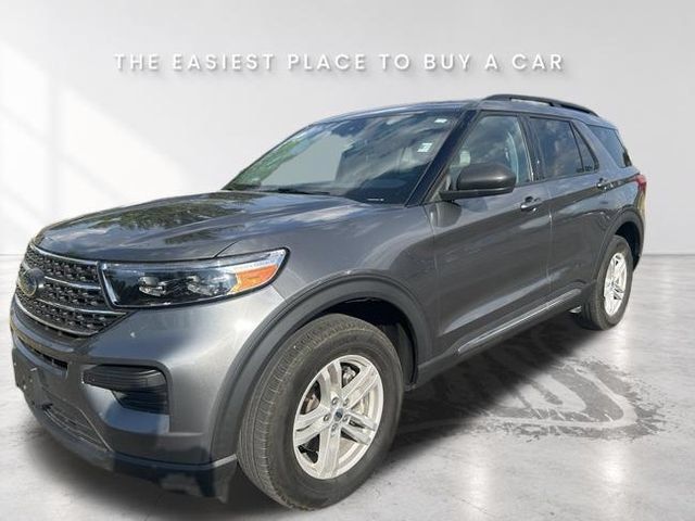 Used 2023 Ford Explorer XLT AWD/4WD image 2