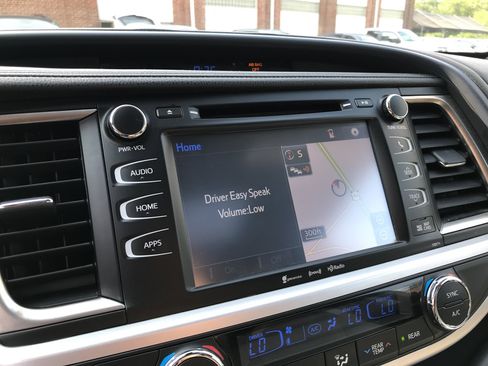 Used 2017 Toyota Highlander XLE w/ Carpet Mat Package AWD/4WD image 19