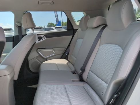 Used 2025 Kia Soul LX w/ LX Technology Package FWD image 29