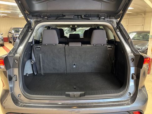 Used 2025 Toyota Highlander LE FWD image 33