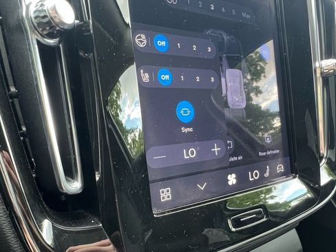 Certified 2024 Volvo XC40 B5 Plus AWD/4WD image 18