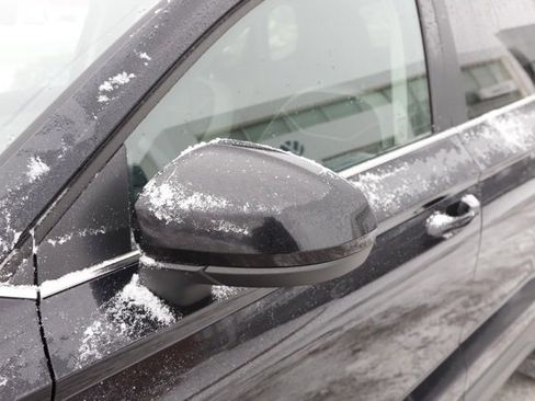 Used 2025 Volkswagen Taos SE w/ Panoramic Sunroof Package image 12