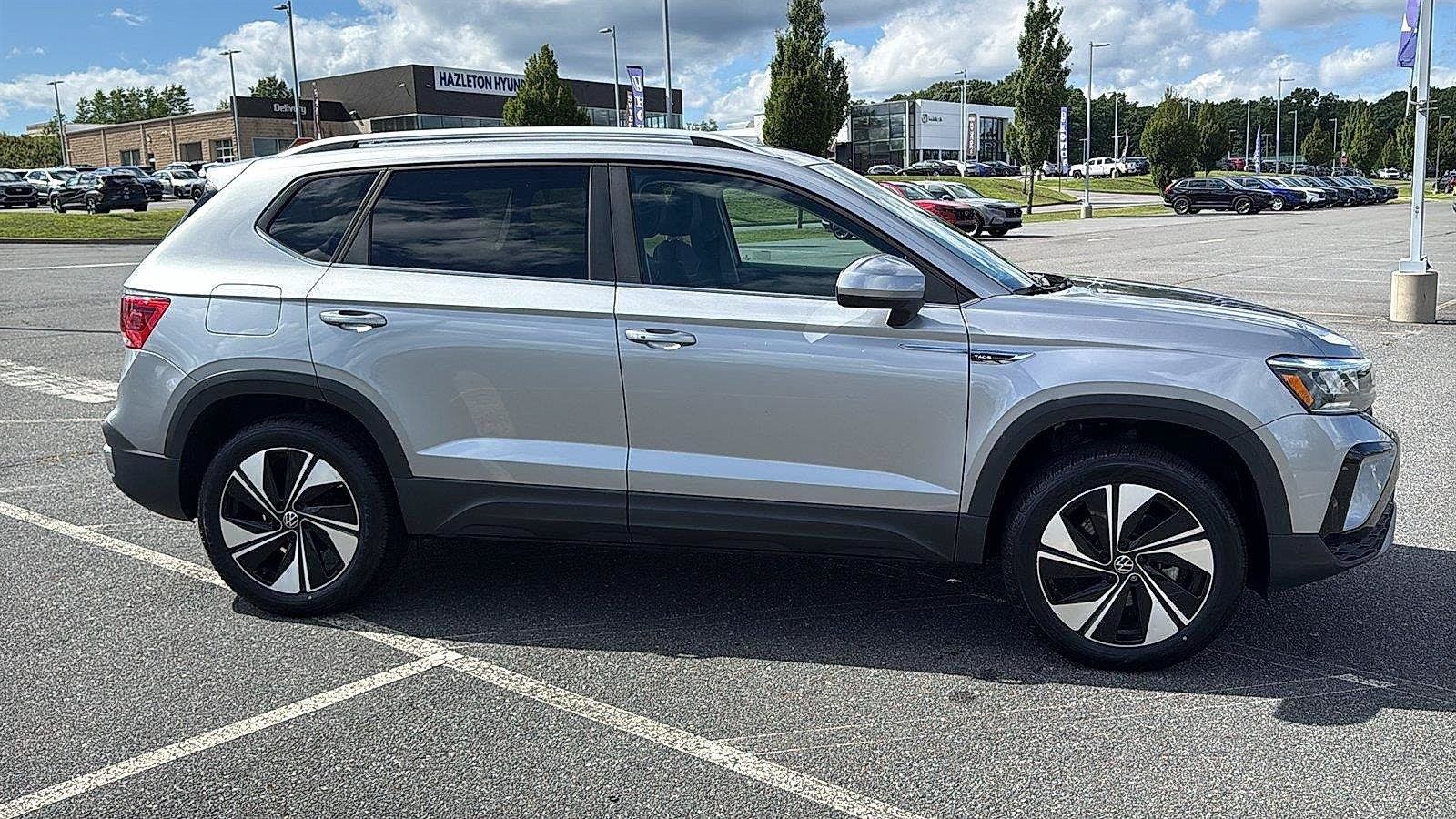 Used 2023 Volkswagen Taos SE w/ Panoramic Sunroof Package AWD/4WD image 3