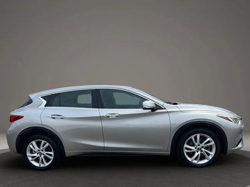 Used 2017 INFINITI QX30 image 4