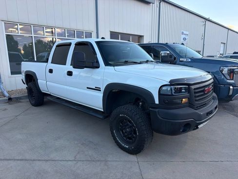 Used 2004 GMC Sierra 2500 SLT w/ Heavy-Duty Power Package AWD/4WD image 2