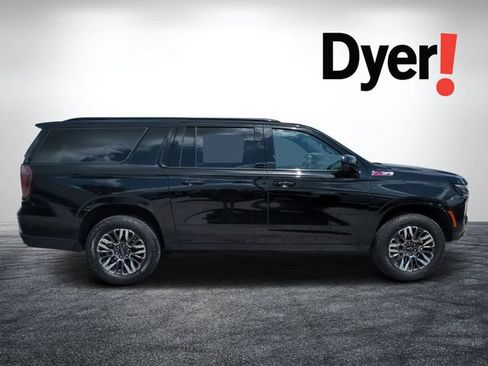 Used 2025 Chevrolet Suburban Z71 AWD/4WD image 2