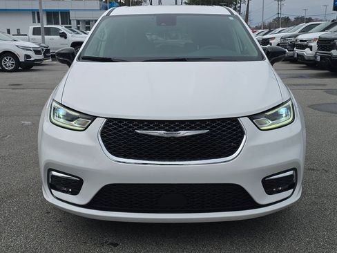 Used 2024 Chrysler Pacifica Touring-L image 8