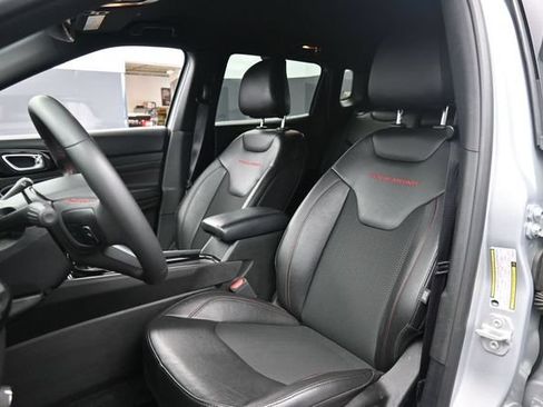 Used 2025 Jeep Compass Trailhawk AWD/4WD image 18