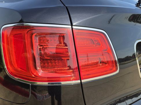 Used 2017 Bentley Bentayga AWD/4WD image 10