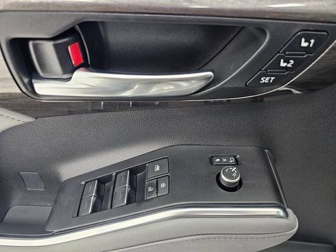Used 2024 Toyota Highlander Limited image 25