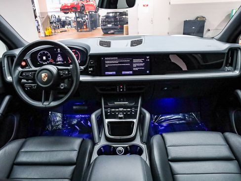 Used 2025 Porsche Cayenne image 16