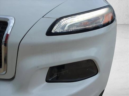 Used 2016 Jeep Cherokee Latitude AWD/4WD image 5