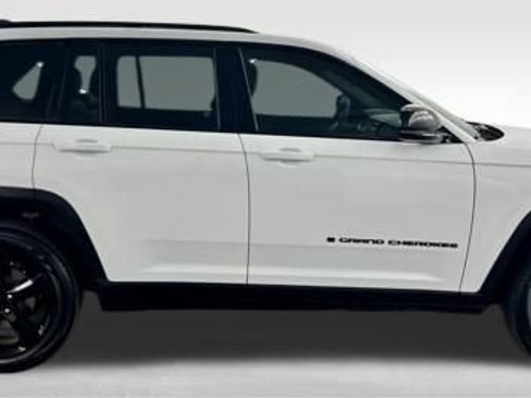 Used 2025 Jeep Grand Cherokee Limited w/ Black Appearance Package image 10
