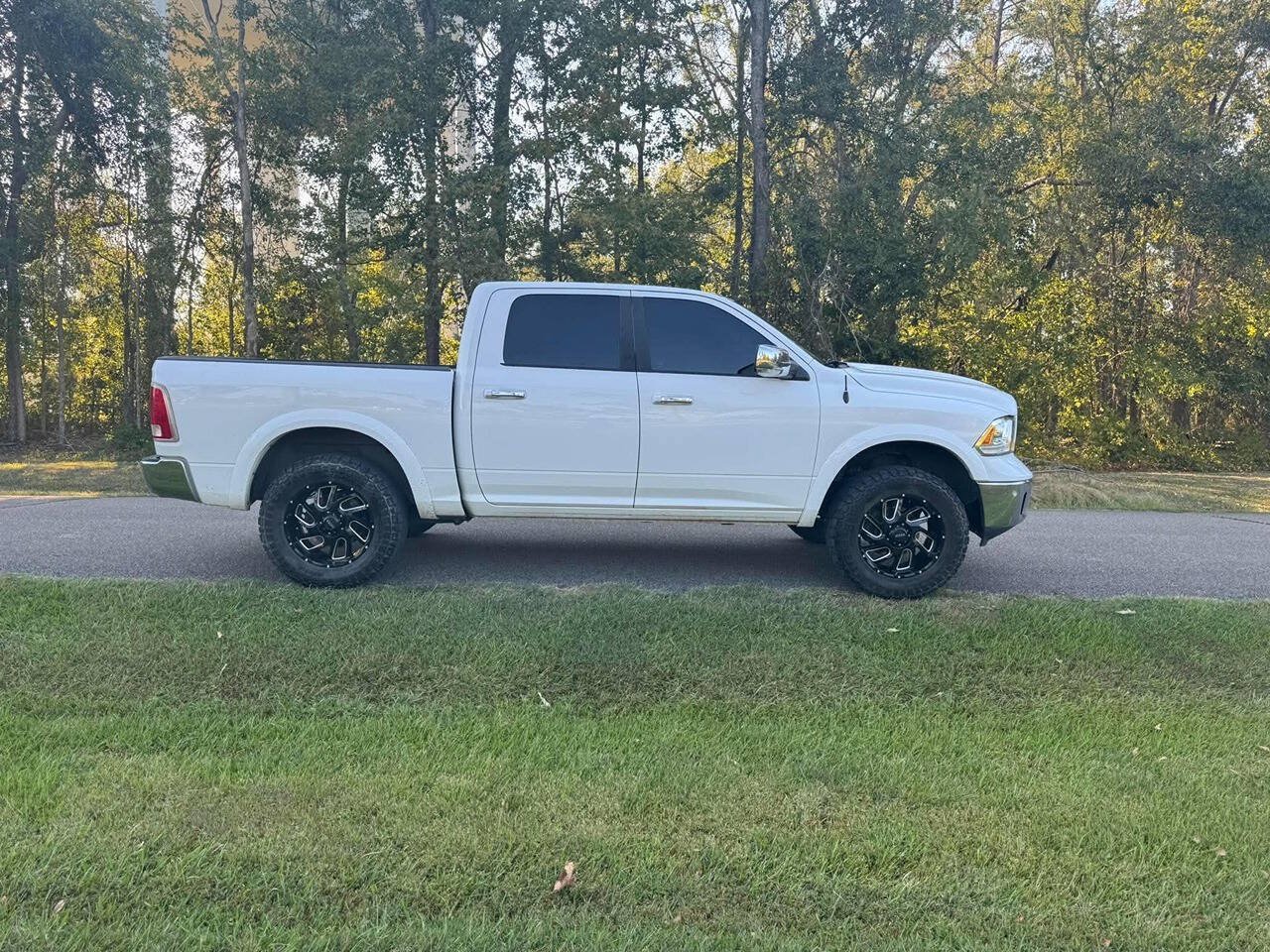 Used 2017 RAM 1500 Laramie w/ Convenience Group AWD/4WD image 9