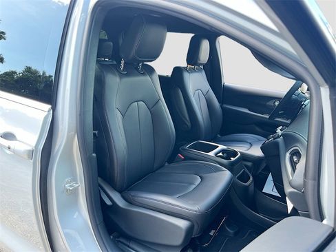 New 2026 Chrysler Pacifica Select image 37