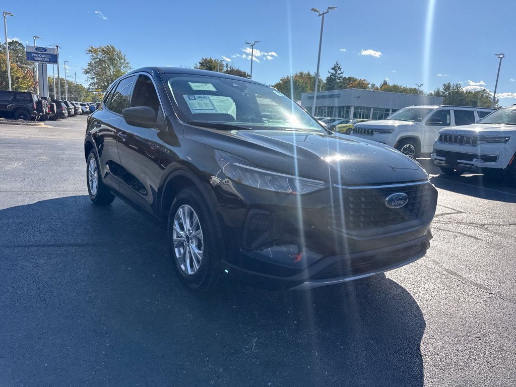 Used 2023 Ford Escape Active w/ Cold Weather Package FWD image 4