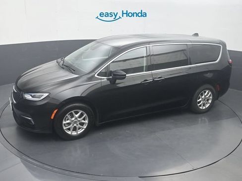 Used 2023 Chrysler Pacifica Touring-L FWD image 22