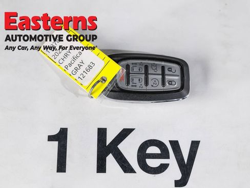 Used 2022 Chrysler Pacifica Touring-L w/ Uconnect Theater Family Group FWD image 6