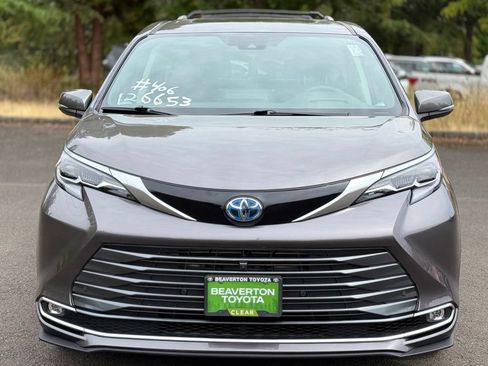 Used 2024 Toyota Sienna Platinum AWD/4WD image 8