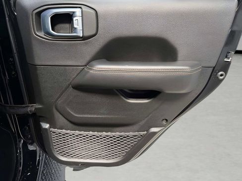 Used 2022 Jeep Wrangler Unlimited Sahara AWD/4WD image 9