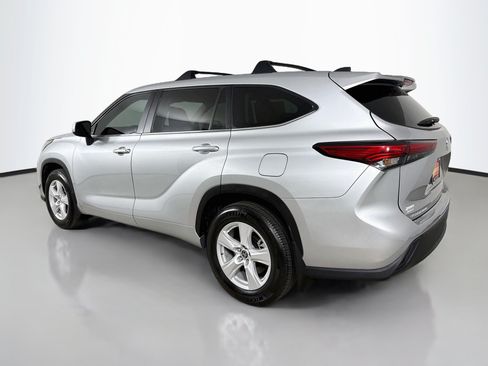 Used 2023 Toyota Highlander LE AWD/4WD image 6