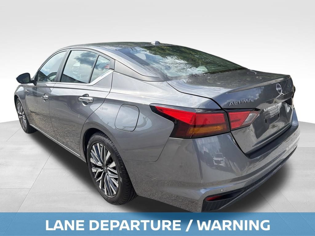 Used 2025 Nissan Altima 2.5 SV FWD image 15