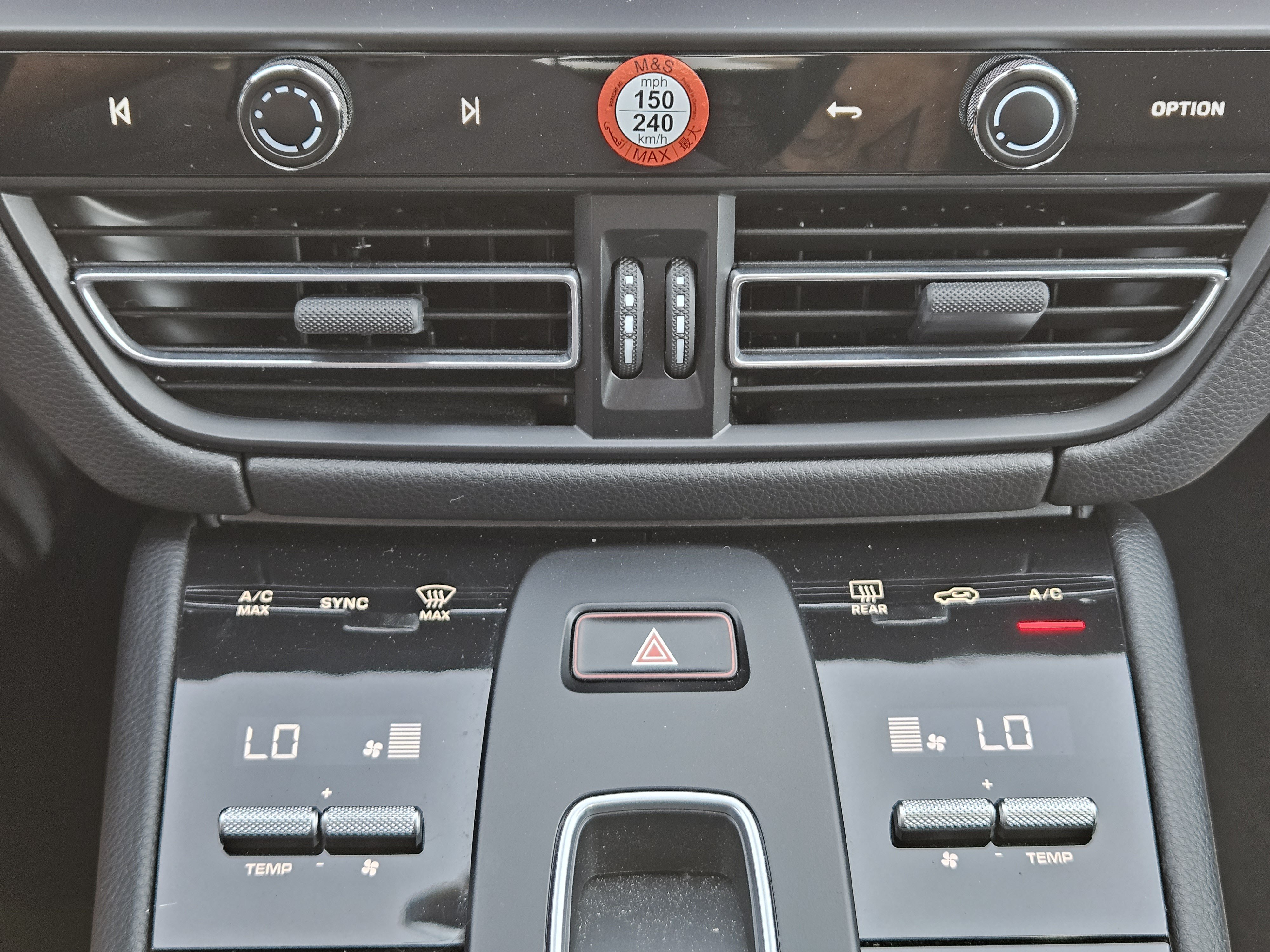 Certified 2023 Porsche Macan AWD/4WD image 19