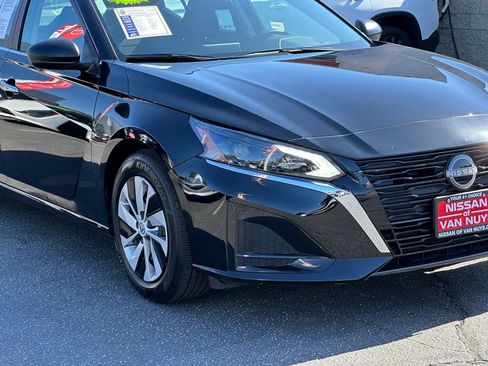 Used 2025 Nissan Altima 2.5 S FWD image 10