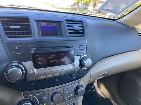 Used 2012 Toyota Highlander SE w/ Tow Pkg image 13