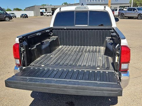 Used 2020 Toyota Tacoma SR5 w/ SR5 Appearance Package (SM) image 9
