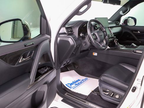 Used 2025 Lexus LX 600 4WD w/ Luxury Package image 3