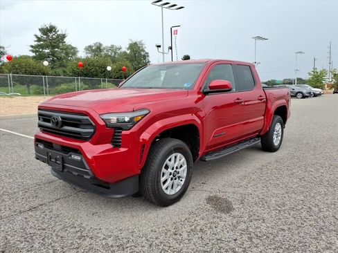 Certified 2024 Toyota Tacoma SR5 AWD/4WD image 9