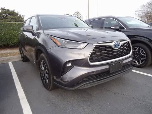 Certified 2023 Toyota Highlander LE image 3