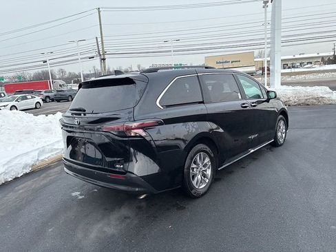 Used 2025 Toyota Sienna XLE image 9