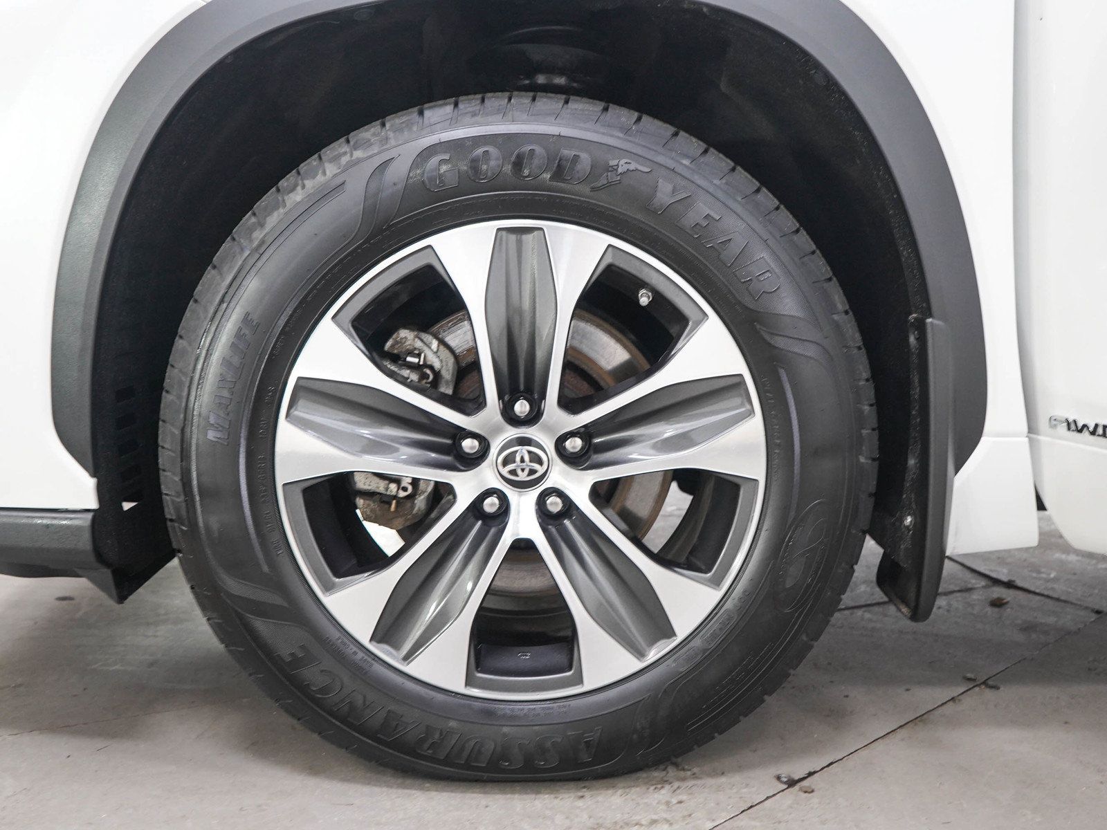 Used 2021 Toyota Highlander XLE AWD/4WD image 31