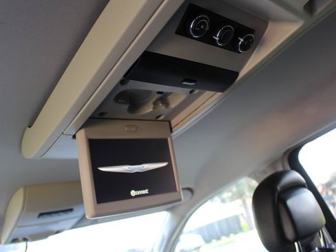 Used 2016 Chrysler Town & Country Touring FWD image 31