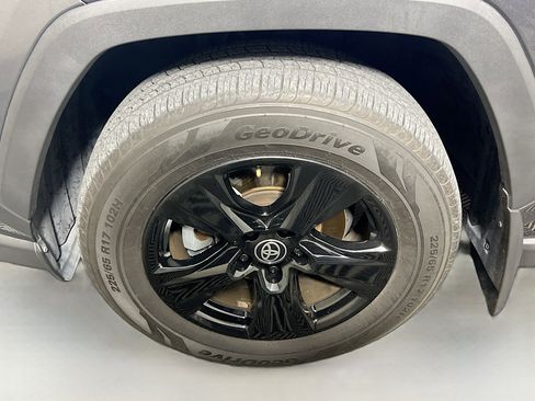 Used 2020 Toyota RAV4 XLE w/ Convenience Package FWD image 12