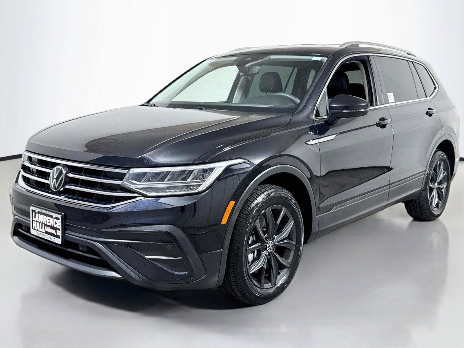 Used 2024 Volkswagen Tiguan SE AWD/4WD image 1