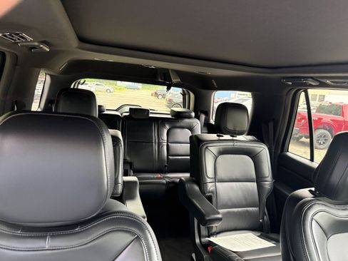 Used 2024 Lincoln Navigator Premiere AWD/4WD image 21