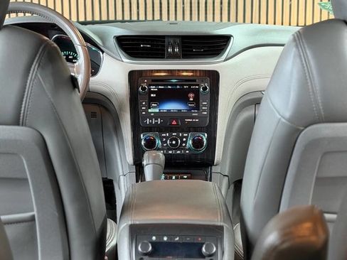 Used 2017 Chevrolet Traverse LT w/ Traveler's Package FWD image 6
