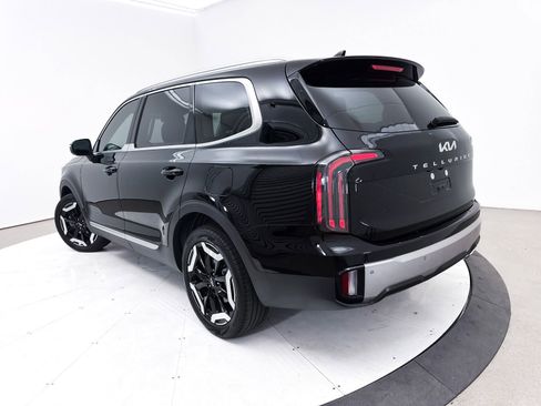 Used 2024 Kia Telluride EX w/ EX Captain's Chair Package image 2