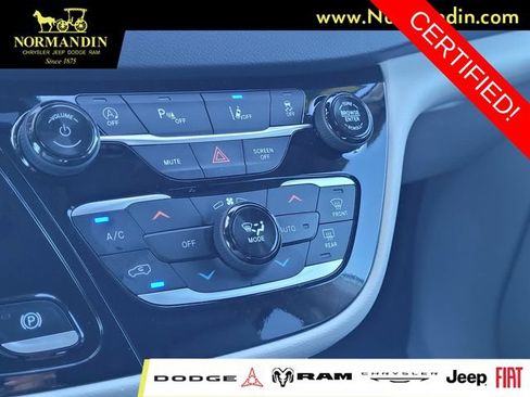 Certified 2024 Chrysler Pacifica Touring-L FWD image 11
