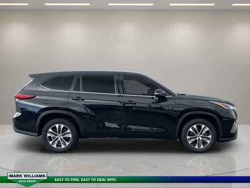 Used 2021 Toyota Highlander XLE AWD/4WD image 8