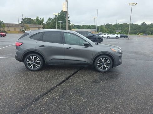 Used 2022 Ford Escape SE w/ SE Sport Appearance Package FWD image 2