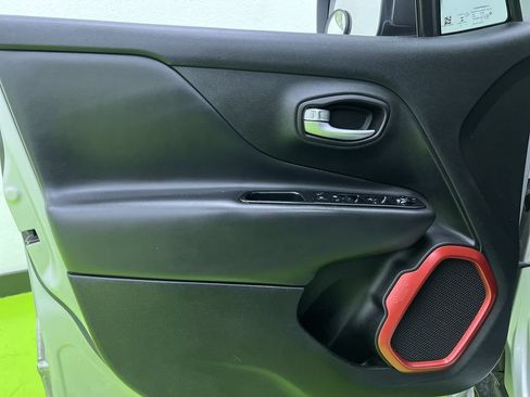 Used 2018 Jeep Renegade Trailhawk AWD/4WD image 17