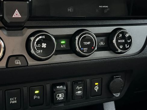 Used 2018 Toyota Tacoma TRD Sport w/ Technology Package image 20