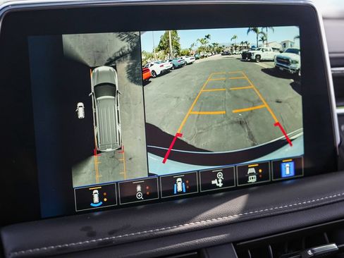 Used 2023 Chevrolet Suburban LT w/ Luxury Package RWD image 23