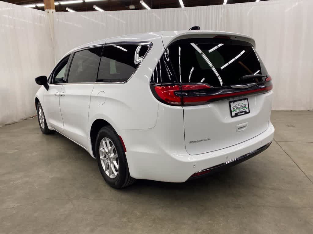 Used 2025 Chrysler Pacifica Select FWD image 4