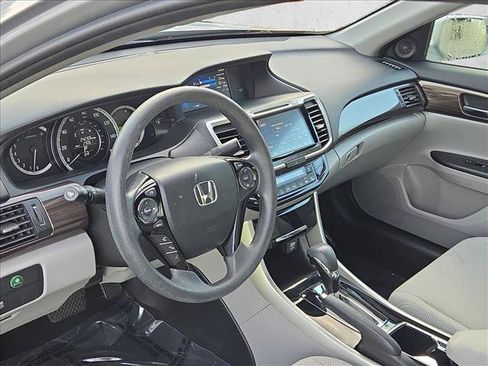 Used 2017 Honda Accord EX image 10