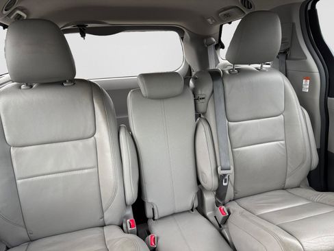 Used 2016 Toyota Sienna XLE Premium FWD image 18